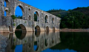 Mağlova Kemeri gün batımında suya yansıyan tarihi taş yapı