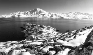Akdamar Adası karla kaplı. Siyah beyaz bir kış manzarası