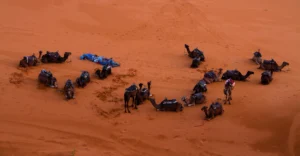Kervanın Mola Hali – Merzouga Çölünde Sessizlik ve Bekleyiş
