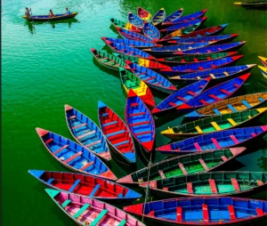 Pokhara’da Renklerin Dansı – Göl Üstündeki Kayıklar