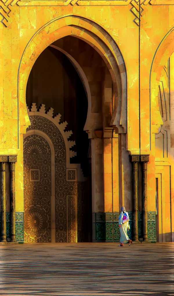 Camideki Kadın – Işıkla Açılan Kapı (Hasan II Camii)