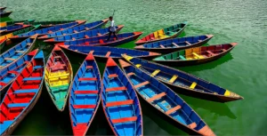 Pokhara’da Sabah – Kayıklar Arasında Sessiz Bir Bekleyiş