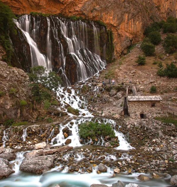 Kopuzbaşı Şelaleleri – Kayseri’de Doğanın Saf Gücü
