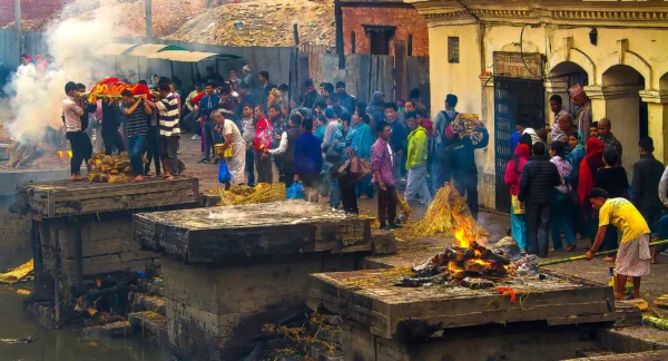 Pashupatinath’ta Vedalar – Nepal’de Bir Cenaze Ritüeli