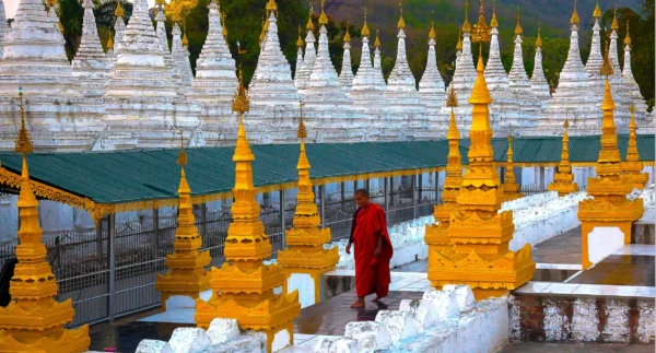 Kuthodaw Tapınağı’nda sabah yürüyen rahip ve altın stupa detayları